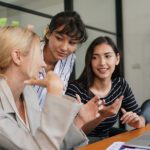Tres mujeres conversando sobre la gestión de una AC en un Condominio