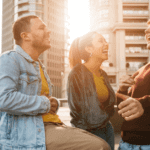 Jóvenes disfrutando en la zona común de un condominio moderno