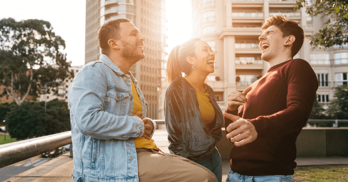 Jóvenes disfrutando en la zona común de un condominio moderno