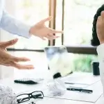 Administrador de condominios estresado por errores comunes en la administración de condominioscondominios