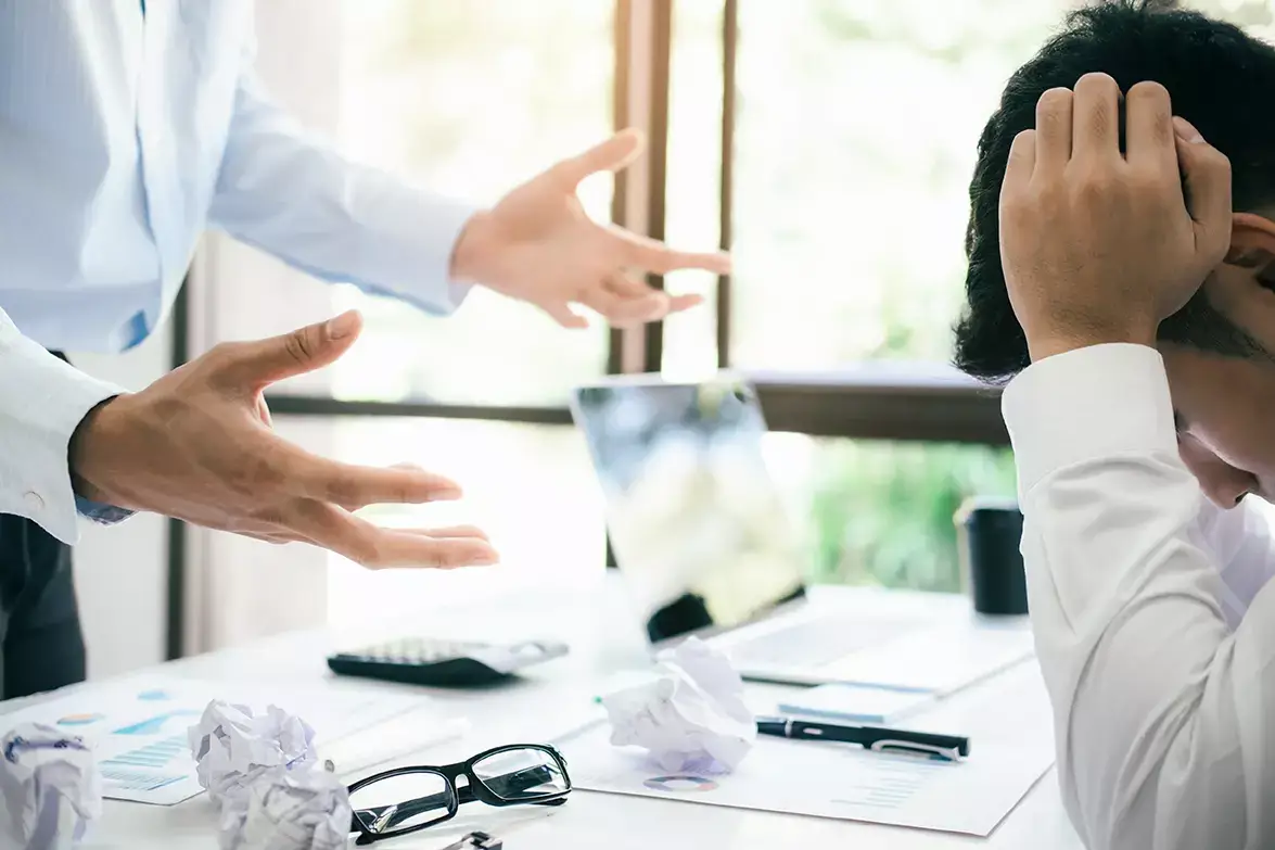 Administrador de condominios estresado por errores comunes en la administración de condominioscondominios
