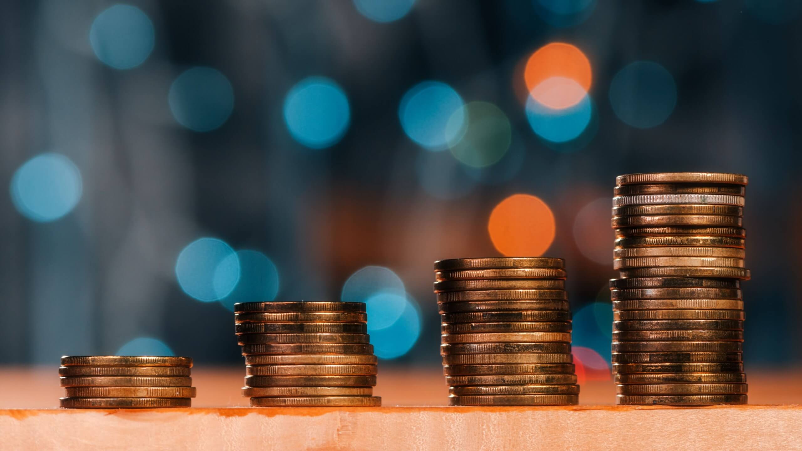 Pilas de monedas en aumento representando la recuperación de la Cartera de Adeudos en un Condominio.